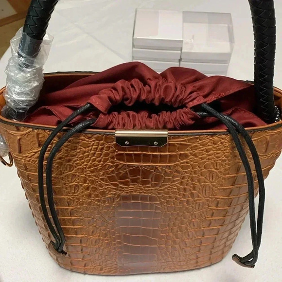 VEGAN LEATHER Purse, bag. Comes w/crossbody strap & matching wallet. - Picture 3 of 6